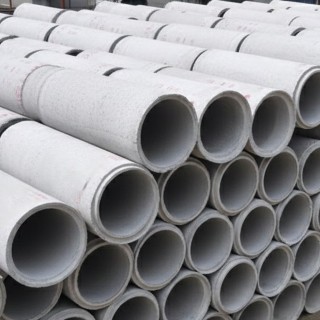 انبار لوله‌های بتنی مسلح پیش‌ساخته چیده شده روی هم در کارخانه سازنده‌باش (Stock of precast reinforced concrete pipes stacked at Sazandebash factory)