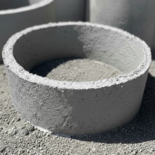نمای نزدیک و باکیفیت از یک عدد کول چاه بتنی استاندارد روی سطح صاف جهت نمایش جزئیات تولید (High-quality close-up of a standard concrete well ring on a flat surface showing production details)