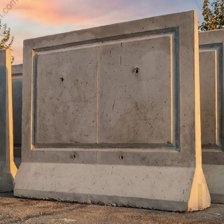 نمونه اجرا شده دیوار پیش‌ساخته بتنی با طرح نمای آجر و ستون‌های نگهدارنده در غرفه نمایشگاه (Executed sample of precast concrete wall with brick facade pattern and supporting columns at the exhibition booth)